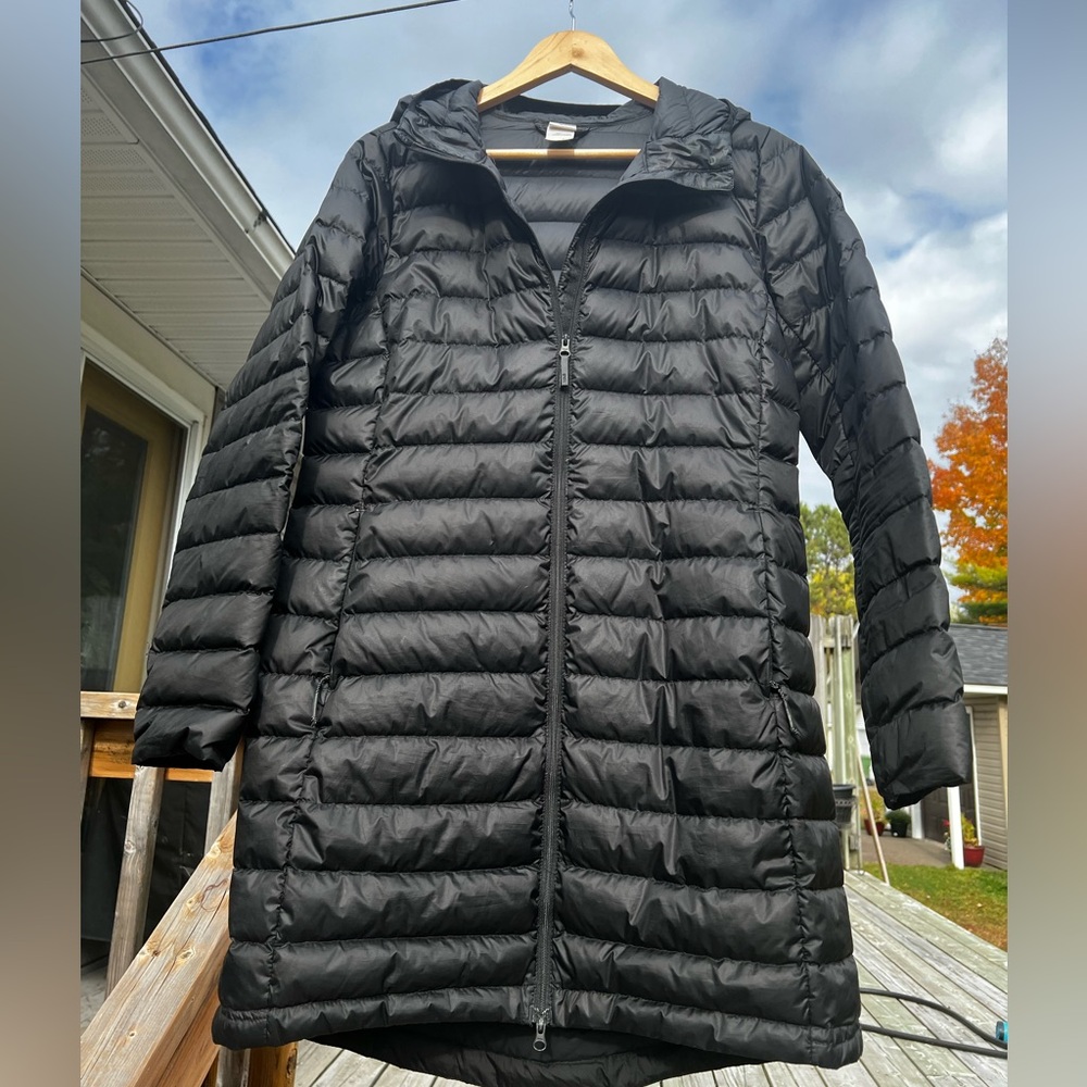 Lolë black 100% down lightweight puffer jacket with hood size medium